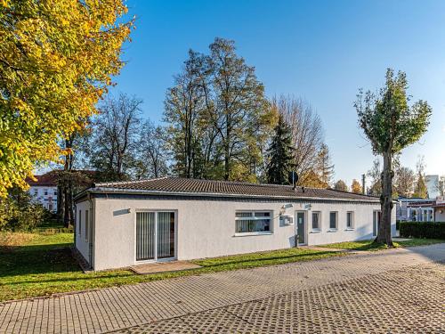 a white building on the side of a road at Pension zum Bergmann in Böhlen