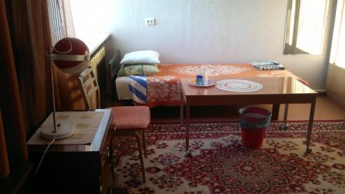 ein kleines Zimmer mit einem Tisch und einem Bett in der Unterkunft Tuule 1 Home Accommodation in Kuressaare
