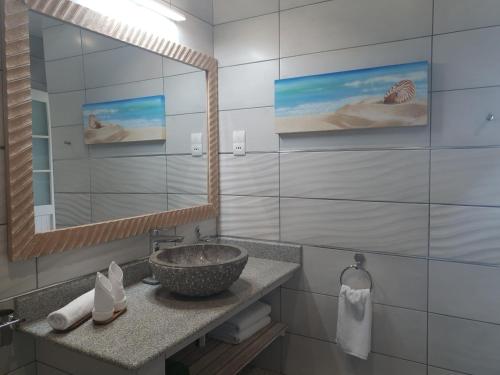 Bord Mer Luxury Apartments في لا ديج: حمام مع حوض ومرآة