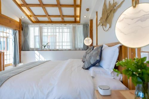 a bedroom with a large bed and a table at 丽江慕云堂观景客栈Lijiang Muyuntang View Hotel in Lijiang