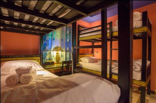 1 Schlafzimmer mit 2 Etagenbetten und einer Lampe in der Unterkunft Changpuak Boutique House in Chiang Mai