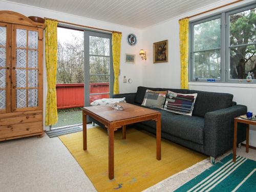 uma sala de estar com um sofá e uma mesa em 4 person holiday home in Fan em Fanø