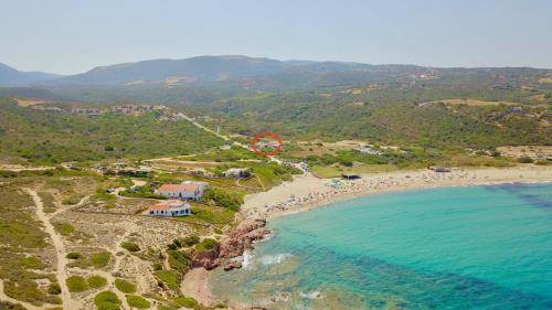una vista aérea de una playa con un círculo rojo en ella en A.I.R. Villa Marinedda, en Isola Rossa