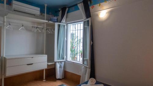une pièce avec une fenêtre et une commode et une chambre dans l'établissement Wallada Casa del Indiano, à Cordoue