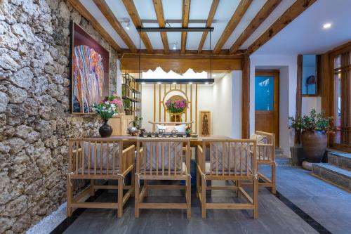 a dining room with a wooden table and chairs at 丽江慕云堂观景客栈Lijiang Muyuntang View Hotel in Lijiang