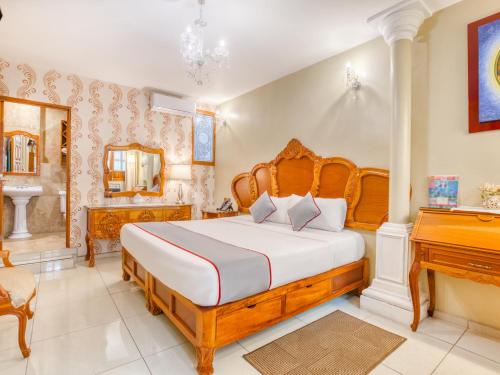 1 dormitorio con cama de madera y piano en Hotel Boutique Casa Garay, en Oaxaca City