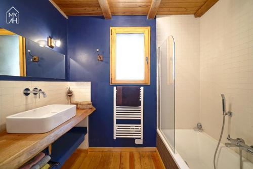 La salle de bains est pourvue d'un lavabo, d'une baignoire et d'une fenêtre. dans l'établissement Les gites de Tasso, à Tasso