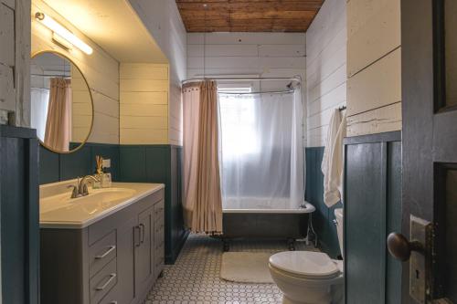 Koupelna v ubytování Restored 1930s Uptown Bungalow 2 min. to Magnolia