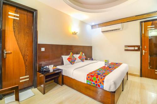 Postel nebo postele na pokoji v ubytování FabHotel Marble Arch Karol Bagh