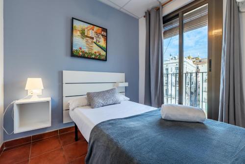 sypialnia z 2 łóżkami i oknem z widokiem w obiekcie Forum Tarragona w mieście Tarragona