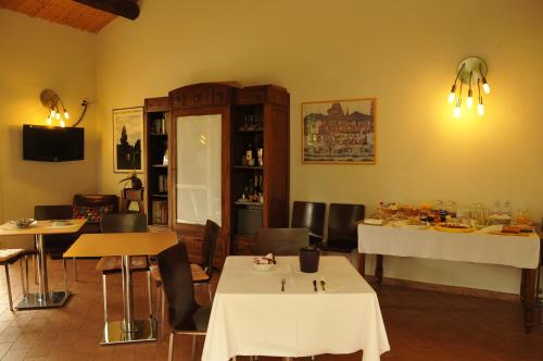 un ristorante con due tavoli e sedie e una sala da pranzo di Caterina Residence a Faenza