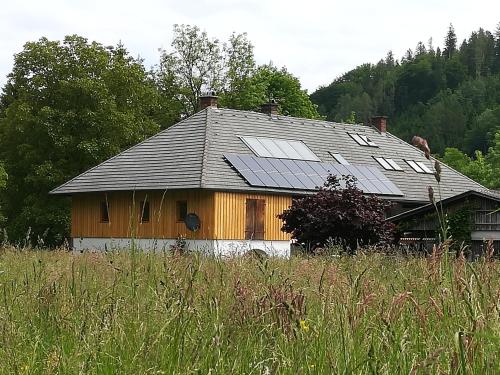una casa con paneles solares encima en Hoamatleuchten, en Pettenbach