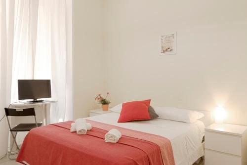 um quarto com uma cama com duas toalhas em Al Colosseo 8 em Roma