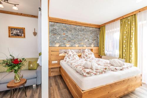 Кровать или кровати в номере Hotel-Pension Lackenbauer