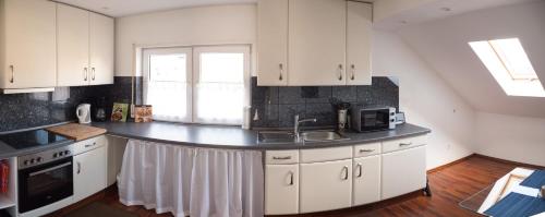 Dapur atau dapur kecil di Ferienwohnung Moemlingtal