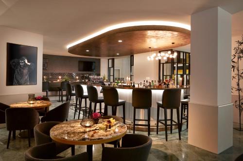 a bar in a restaurant with tables and chairs at Classik Hotel Alexander Plaza in Berlin
