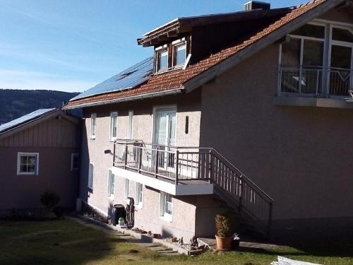 ein Haus mit einem Balkon an der Seite in der Unterkunft Ferienwohnungen Kilger in Mauth