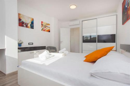 Postel nebo postele na pokoji v ubytování Villa Top of Murter, three bedroom apartment