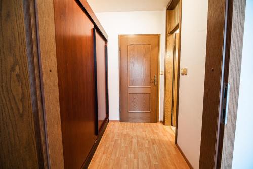 an empty hallway with a door and a hallwayngth at Guesthouse Leski Dvor in Lesce