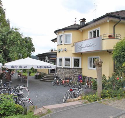 ein Gebäude mit Fahrrädern, die davor geparkt sind in der Unterkunft Aggerschlösschen in Wahlscheid