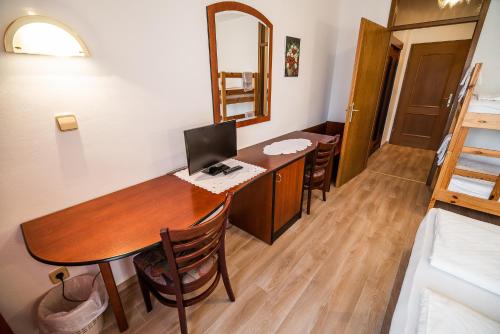 a room with a desk with a computer on it at Guesthouse Leski Dvor in Lesce