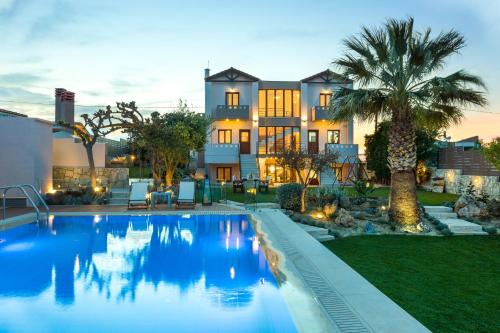una grande casa con una piscina di fronte di Luxury Villa Margarita a episkopi-heraklion
