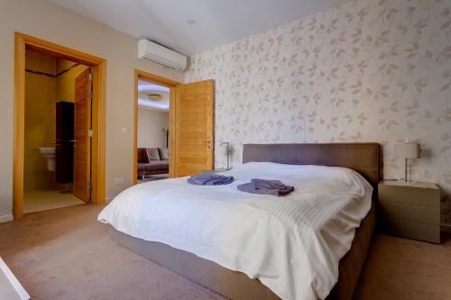 Ένα ή περισσότερα κρεβάτια σε δωμάτιο στο Luxury Apt w/ Side Seaviews and Pool, Top Location