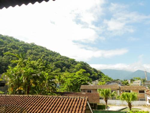 a view from the roof of a house with mountains in the background at Praia Camburi - Studios Kuta in Camburi
