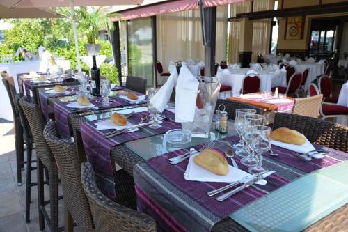 a group of tables with purple table cloths on them at Eurotel Parc Expo Airport Montpellier in Pérols