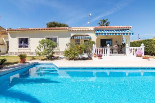Charming one-floor villa with private pool in Los Balcones