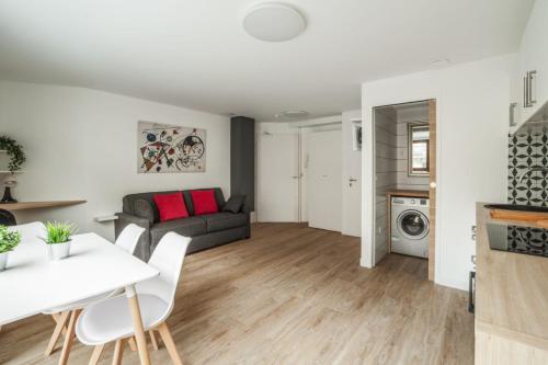 een woonkamer met een bank en een tafel bij Bright and cosy flat at the heart of Paris in a trendy district - Welkeys in Parijs