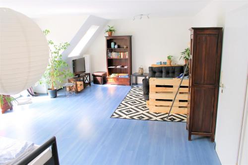 ein Wohnzimmer mit einem Sofa und einem TV in der Unterkunft Zentrale Ferienwohnung Anker im Sonnenblumenhaus in Flensburg