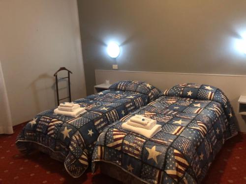 - une chambre d'hôtel avec 2 lits dans l'établissement residence Colombo, à Plaisance