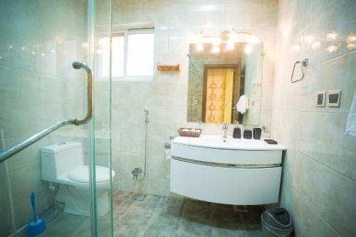 Bathroom sa Canadian Inn Islamabad