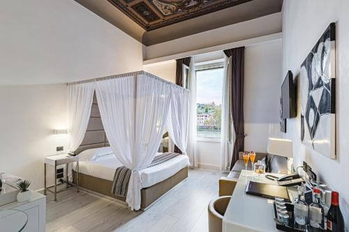Habitación de hotel con cama y escritorio en LHP Hotel River & SPA en Florencia