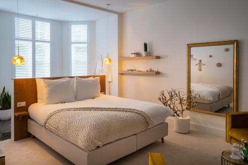 a bedroom with a bed and a mirror at Bella vista in Valkenburg
