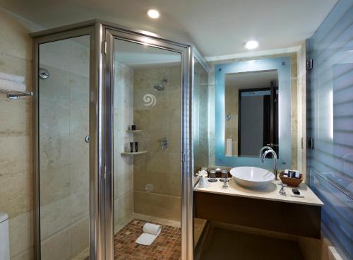 y baño con lavabo y ducha. en Hard Rock Hotel Vallarta All Inclusive en Nuevo Vallarta 