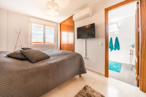 1 dormitorio con 1 cama y baño con lavamanos en Benalmadena Costa en Benalmádena