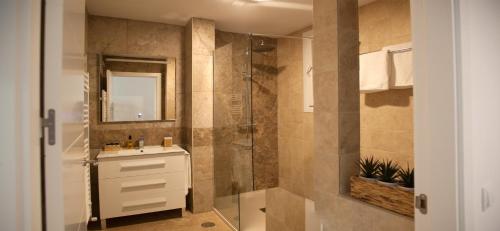 y baño con ducha, lavabo y espejo. en Apartamento 4Bedrooms en Toledo