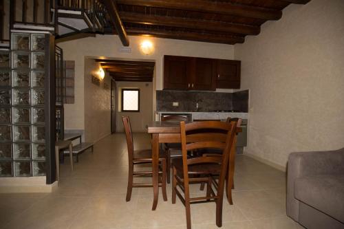 uma cozinha e sala de jantar com mesa e cadeiras em B&B La Serenissima em Palermo
