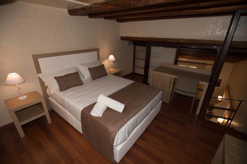 um quarto com uma cama grande e uma secretária em B&B La Serenissima em Palermo