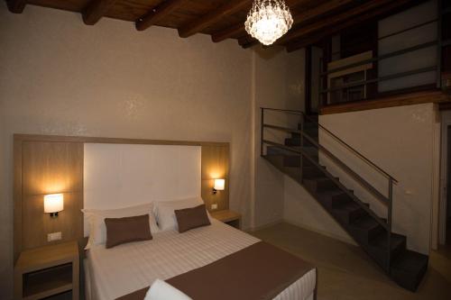 um quarto com uma cama com uma escada em B&B La Serenissima em Palermo