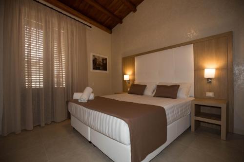um quarto com uma cama grande e uma janela grande em B&B La Serenissima em Palermo