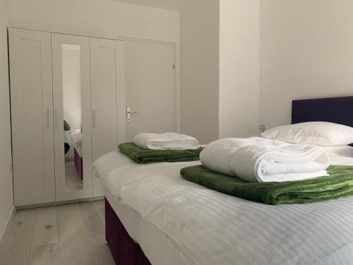 Ein Bett oder Betten in einem Zimmer der Unterkunft Feathers Apartments
