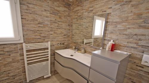 uma casa de banho com um lavatório e um espelho em Les Saisons em Sainte-Maxime