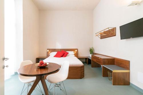 1 dormitorio con cama, escritorio y mesa en 21 Armeno, en Nápoles