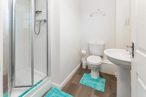 uma casa de banho com um WC, um lavatório e um chuveiro em Spacious Contractor House for Large Groups - Private Parking by Liverpool Short Stay em Liverpool