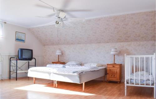una camera con letto bianco e TV di Nice Home In Ankarsrum With House A Panoramic View ad Ankarsrum