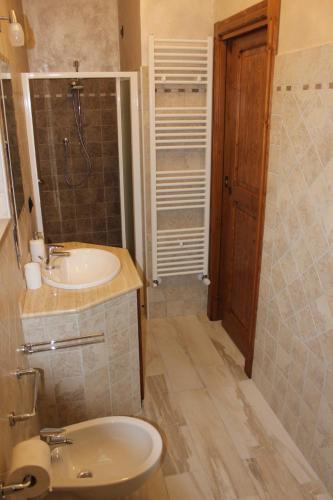 a bathroom with a sink and a toilet and a shower at B&B VILLA IOLANDA un soggiorno in Relax vista Mare e Montagna in Fossacesia