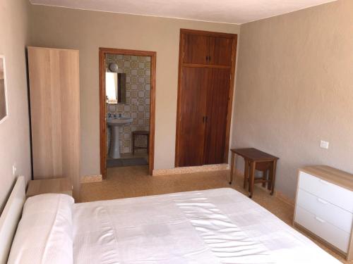 sypialnia z łóżkiem oraz łazienka z umywalką w obiekcie Villa tosalet w mieście Jávea